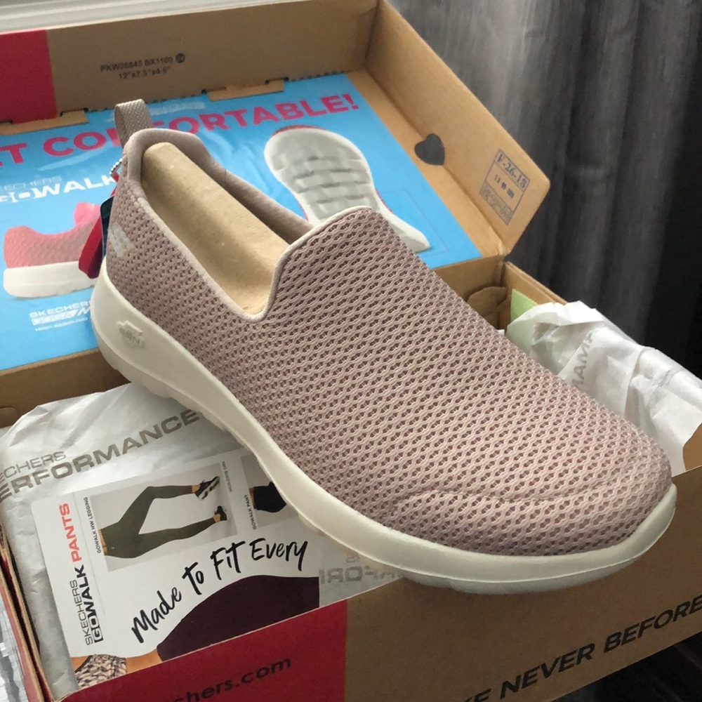 Sketchers Women Go Walk Joy shoe size 8 -NEW